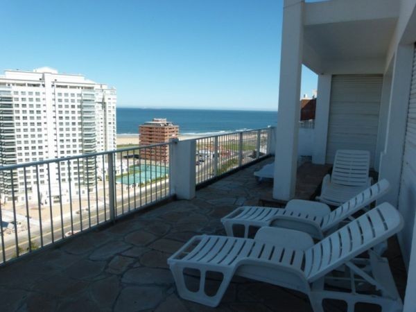 Amplio Pent House con vistas a la Brava en edificio Vanguardia